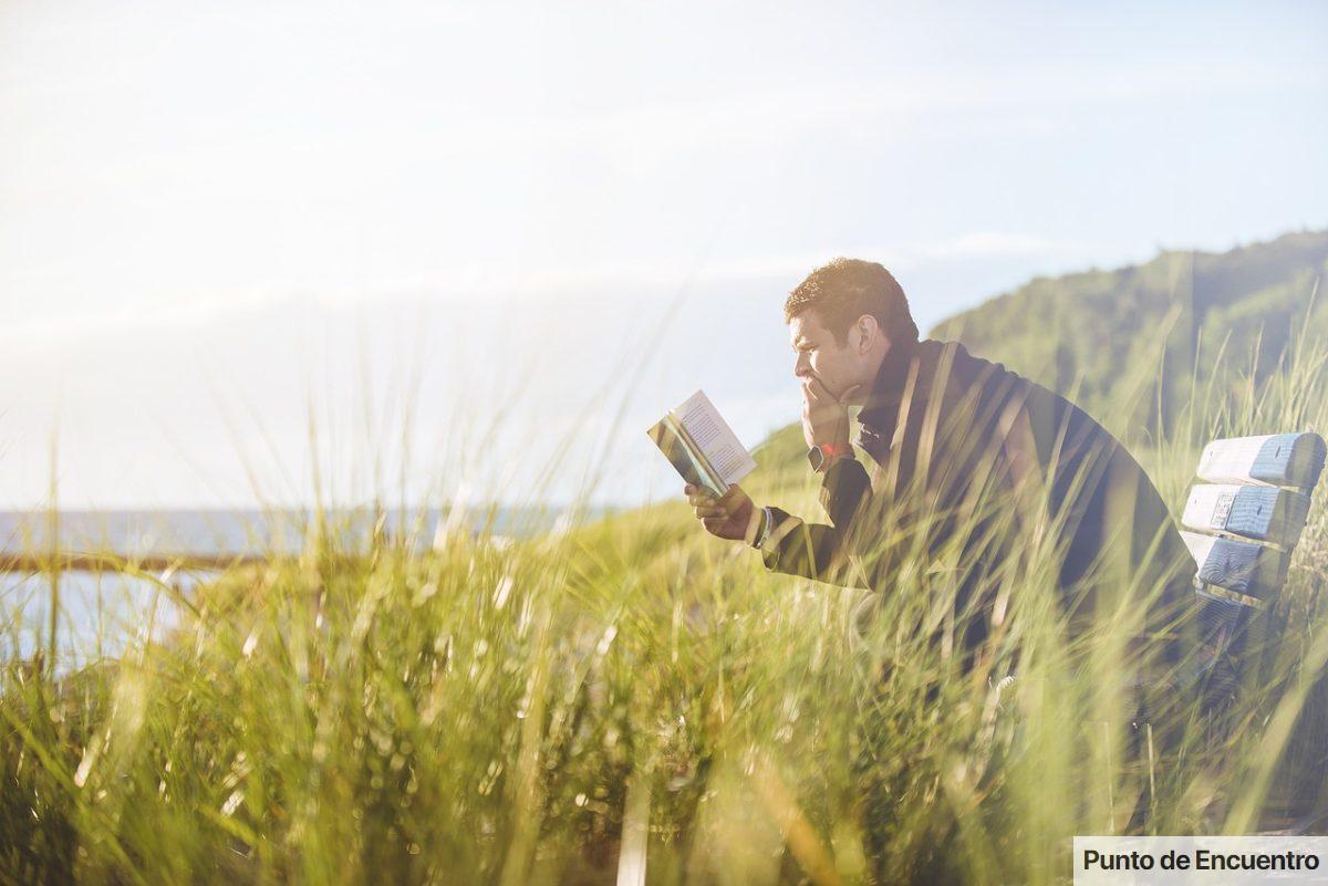 hombre leyendo