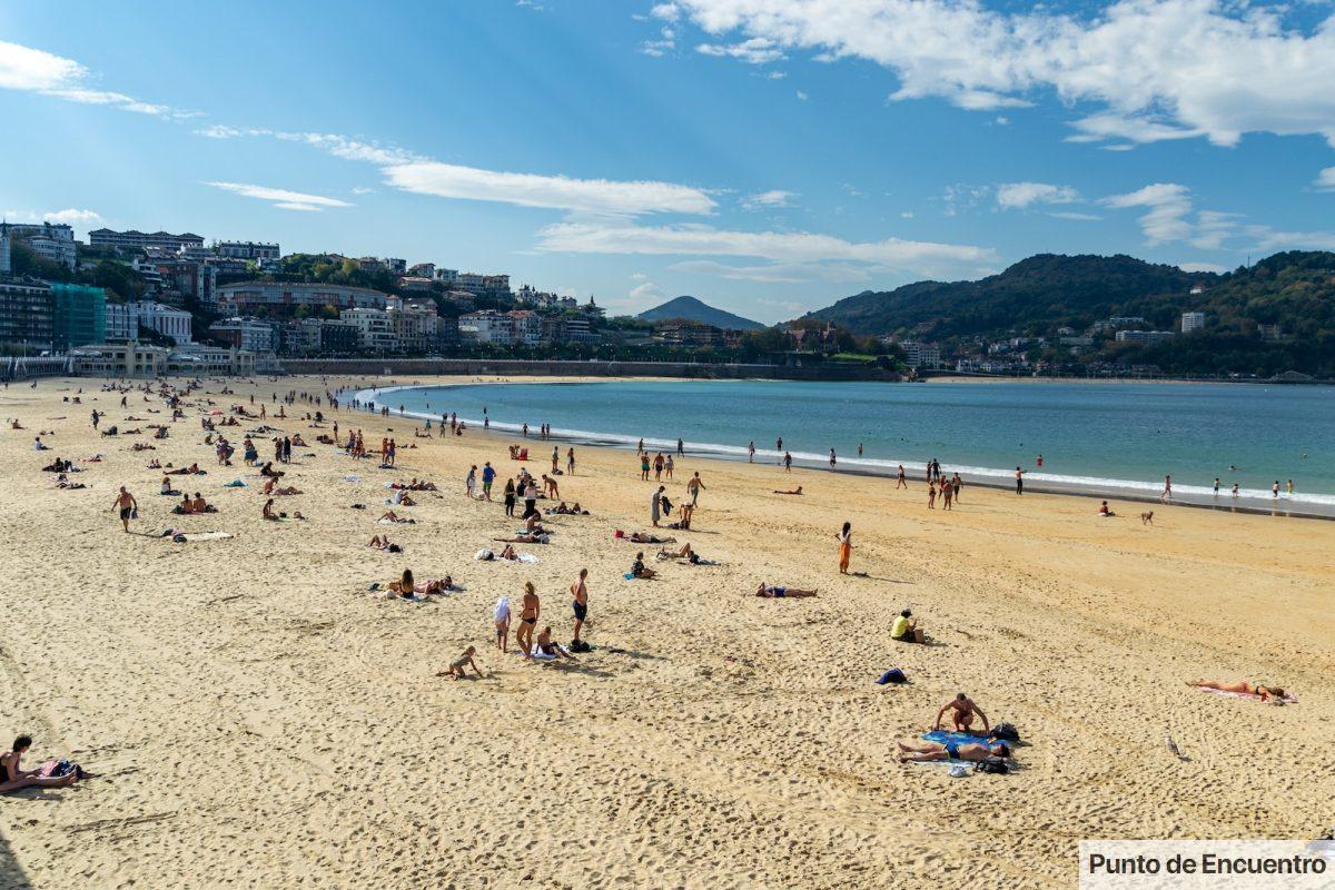 playa con mucha gente
