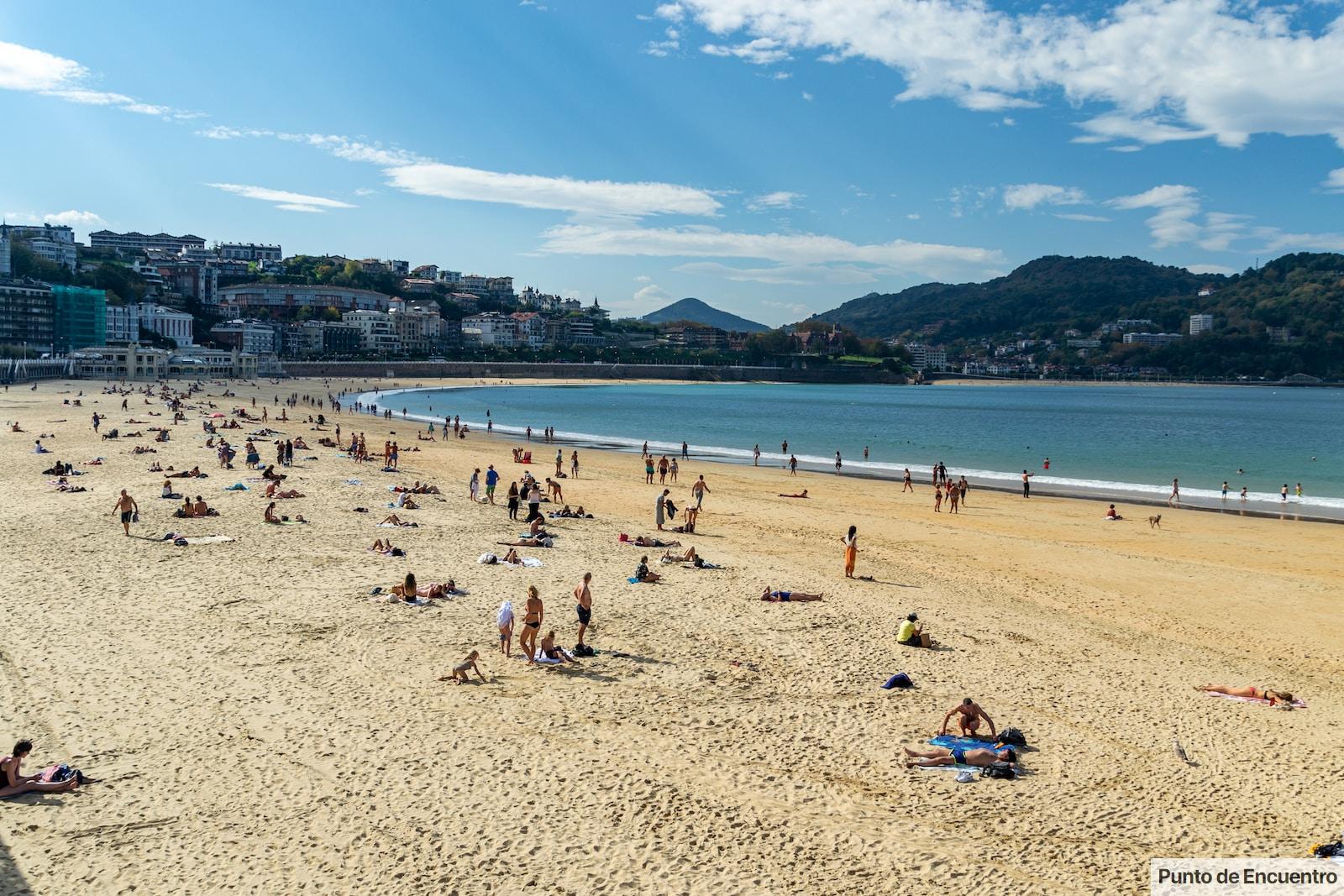 playa con mucha gente