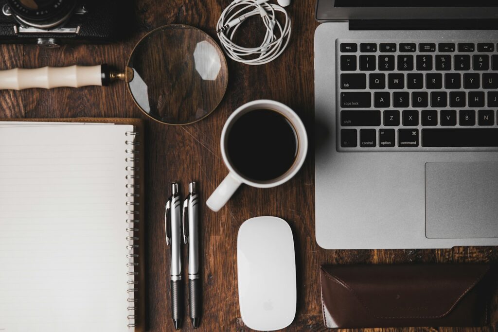 Escritorio con libreta y café