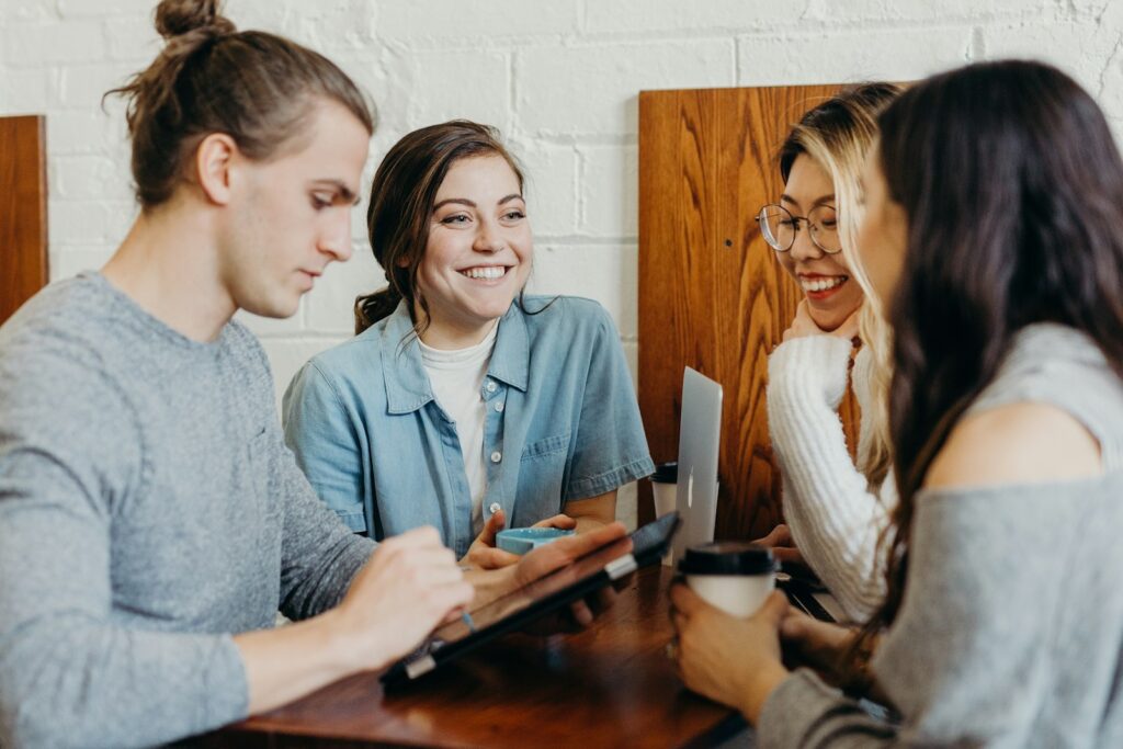 Personas conversando en un café