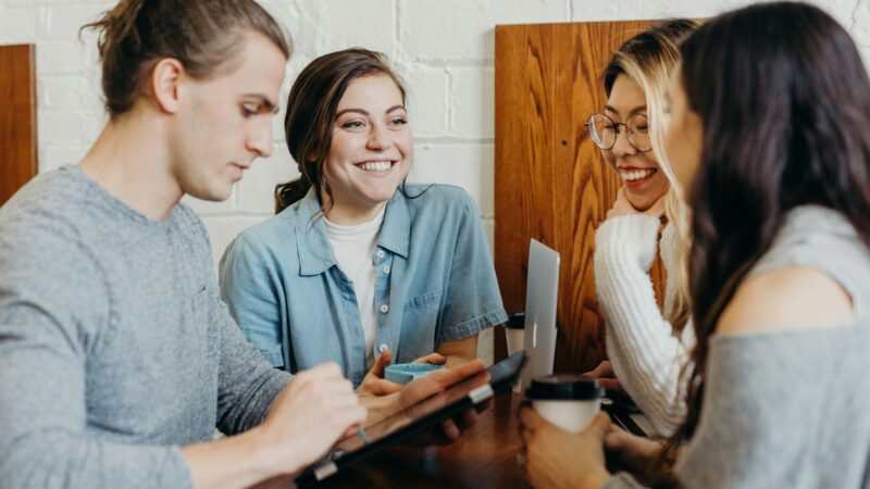 Grupo de amigos conversando en una cafetería